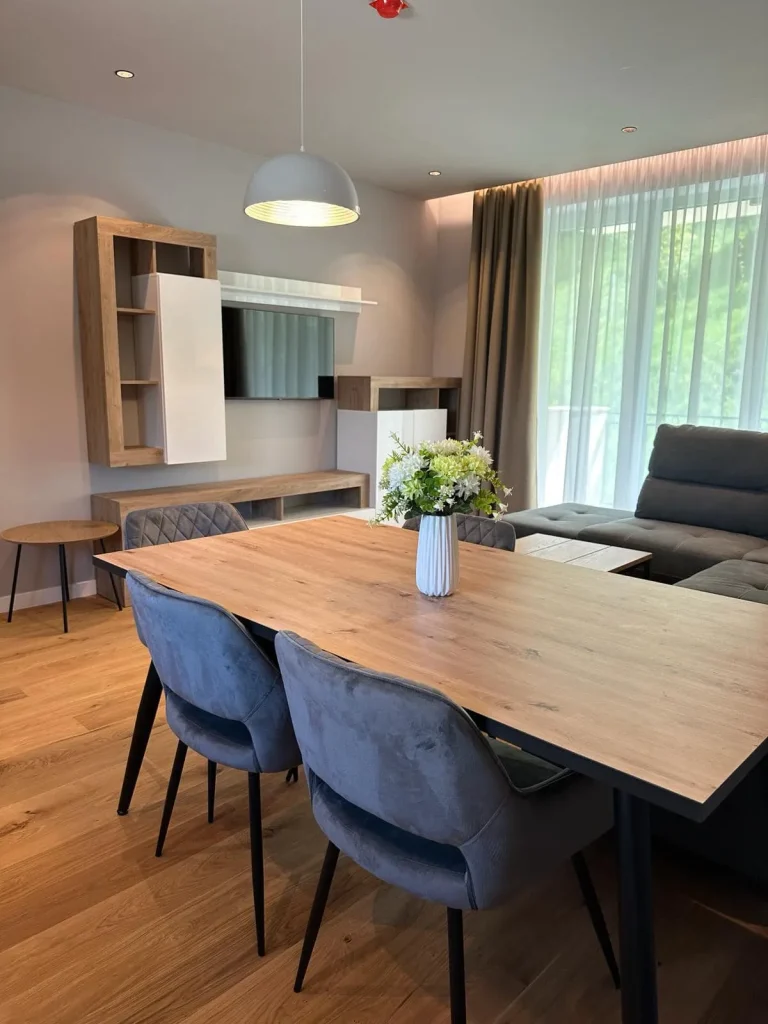 Cum să alegi perdelele potrivite pentru living? Livingul este spațiul în care ne relaxăm, primim oaspeții și ne petrecem majoritatea timpului liber.